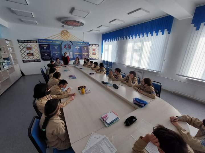 7"А" сыныбының жас сарбаздары тәуелсіздік құрдастарымен кездесу өткізді.Соңында оқушылар естелік үшін 30 тілек жазып қалдырды.