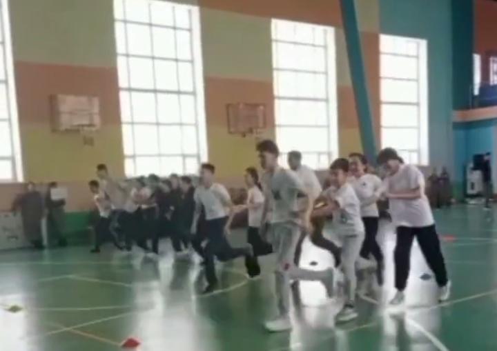 "Адал еңбек ету - парызың" атты тәрбие онкүндігі аясында 8-сыныптар арасындағы өткізілген спорттық іс-шара