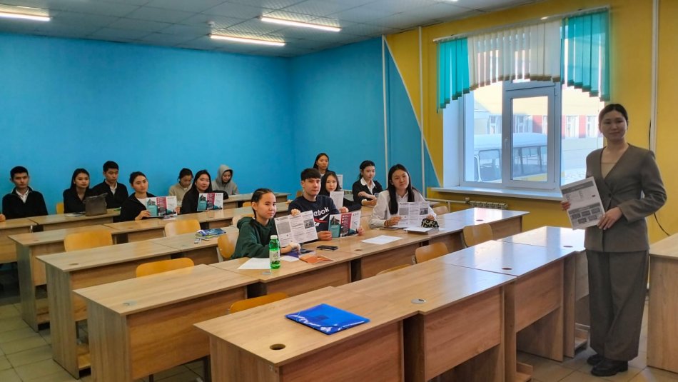 11-ші сынып оқушыларымен түсіндірме жұмыстарын жүргізді.