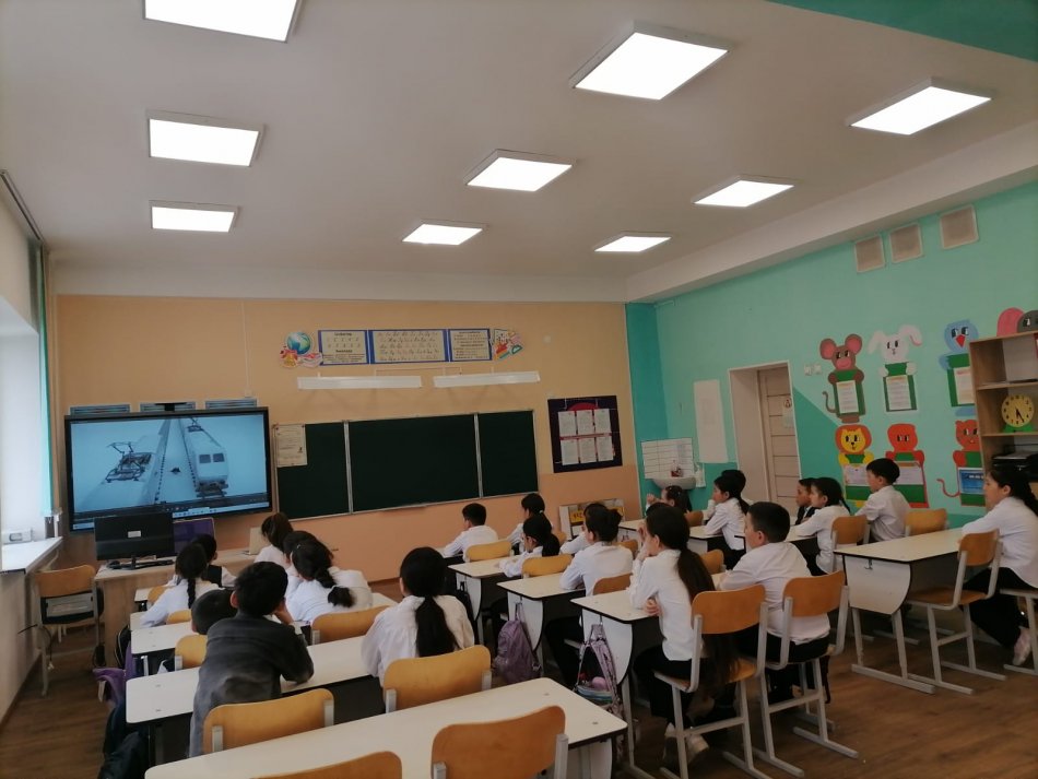 Теміржолдағы қауіпсіздік үнемі басты назарда! Оқушыларға "Теміржол  қозғалысының қауіпсіздігі" тақырыбында видео көрсетілді