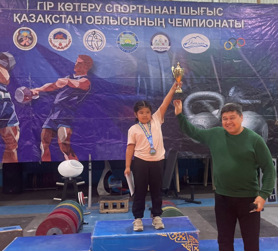 Арманқызы Даяна Облыс жарысындағы ең жасы кіші спортшы атанып кубокка ие болды